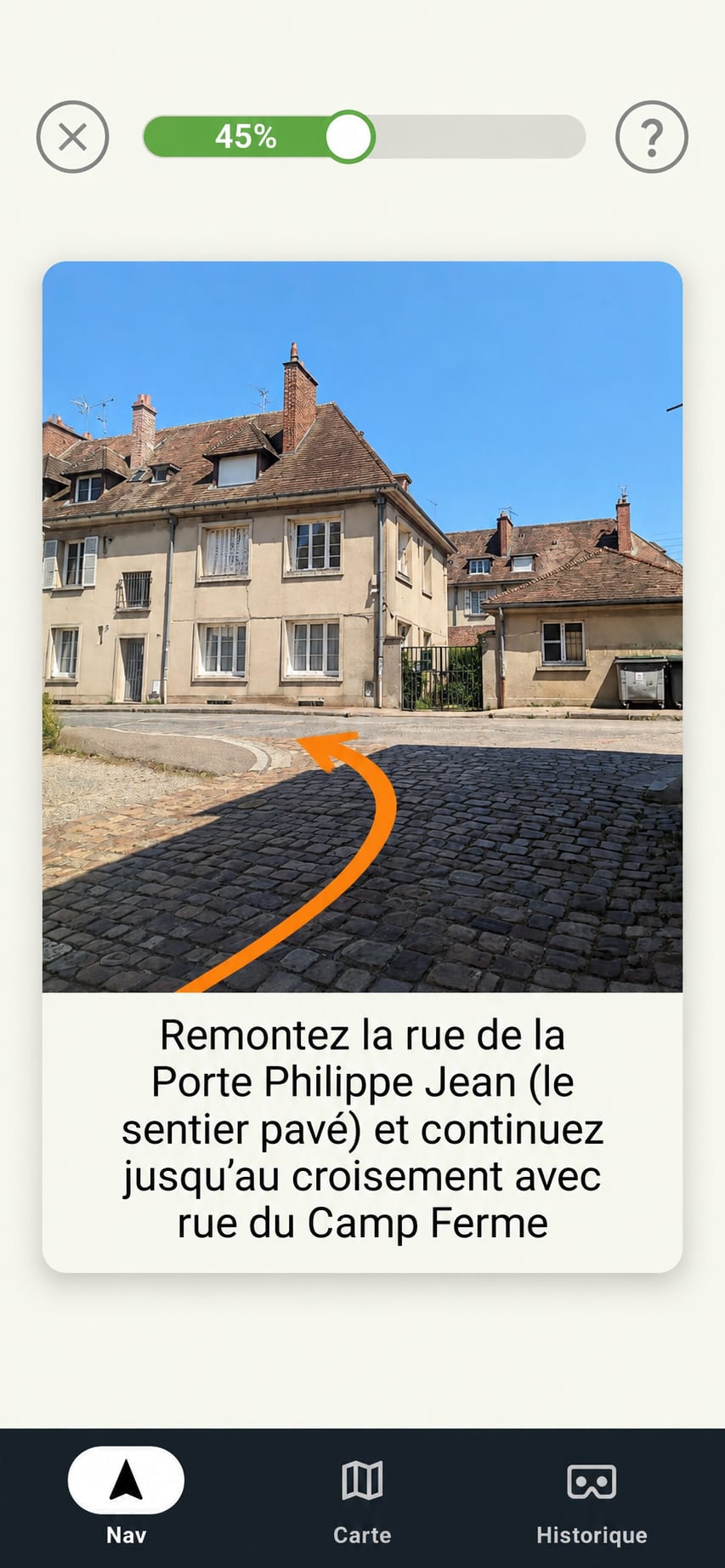 L’application guide le visiteur rue par rue à Falaise : une photo de la rue, une flèche, et l’instruction à suivre.